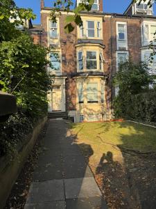 ein Backsteingebäude mit einem Bürgersteig davor in der Unterkunft City Centre top floor large flat in Sunderland + 3 Fotos