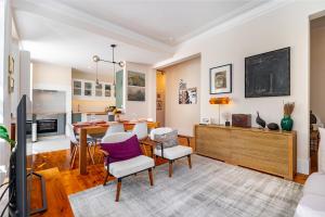 Una cocina y un comedor con mesa y sillas. en Lisbon Design Flat, Luxury, 7 People, Pool Garden, en Lisboa