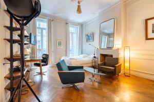 a living room with a camera and a bedroom at Pension Edelweiss Marseille in Marseille +10 photos