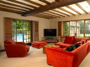 Televisyen dan/atau pusat hiburan di Countryside Manor House and Estate with Rural Views