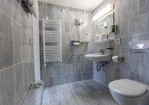 a bathroom with a toilet and a sink at Hotel Pelikan in Schwäbisch Gmünd