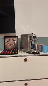 a toaster sitting on a counter next to a counter top at WiesnNähe Studio - Charmant & zentral mit U-Bahn-Anschluss in Munich