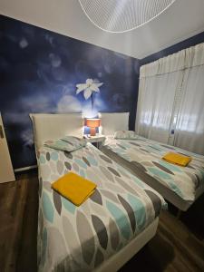 Un dormitorio con una cama con una pared azul. en chambre Carla gite le loft bleu, en Sablons