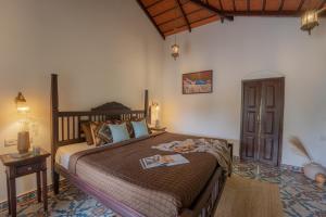 Ένα ή περισσότερα κρεβάτια σε δωμάτιο στο SaffronStays Tanjore - Heritage Home in Coorg