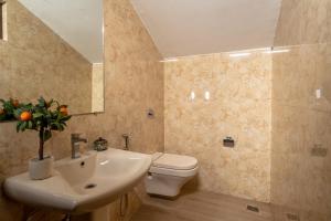 Ένα μπάνιο στο SaffronStays Tanjore - Heritage Home in Coorg +41 φωτογραφίες