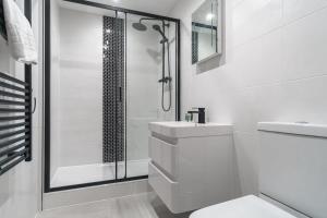 プレストンにあるCosy & Bright 1 Bedroom Preston Apartmentのシャワーと洗面台を備えた白いバスルーム