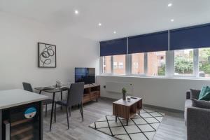 プレストンにあるCosy & Bright 1 Bedroom Preston Apartmentのソファとテーブルのあるリビングルーム