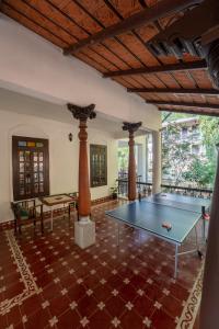 Πινγκ πονγκ στο SaffronStays Tanjore - Heritage Home in Coorg ή εκεί κοντά