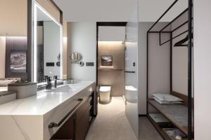 un baño con lavabo y espejo en Atour Hotel Shenzhen CBD Futian Metro Station, en Shenzhen