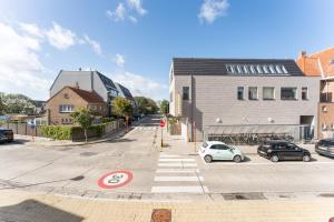 ブレーデネにあるApartment La Dune Blanche - Ontspannen in Bredeneの駐車場車道