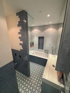 アムステルダムにあるFamily home Amsterdam Zuid - Southの浴槽と洗面台とバスタブを備えたバスルーム +5枚の写真
