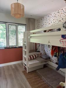 アムステルダムにあるFamily home Amsterdam Zuid - Southの二段ベッドが2つある寝室