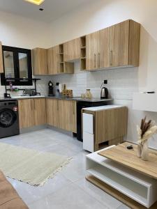 una cucina con armadi in legno e lavastoviglie di Casa del Papel a Akouda