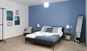 een slaapkamer met een bed en een blauwe muur bij Peprina Apartment 1 - Central Rabat - NEW 2025 in Rabat