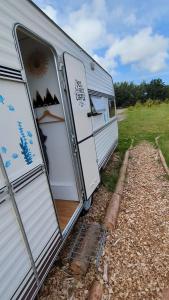 Фотография из галереи Gerestylde vintage caravan "Zee" met luxe badkamer bij "de Kapitein" в городе 't Horntje