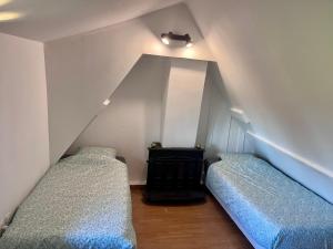 Ένα ή περισσότερα κρεβάτια σε δωμάτιο στο Chaumière cosy proche bourg - Jardin - Campagne