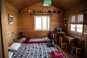 Habitación con cama en una cabaña de madera en Da Silva Surfcamp, en Areia Branca
