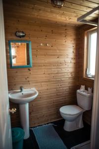 Un baño con un inodoro blanco y un lavabo. en Da Silva Surfcamp, en Areia Branca