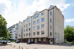 a large building with cars parked in front of it at MGR MiniStudio Bitwy Warszawskiej obok Lotnisko Warszawa in Warsaw