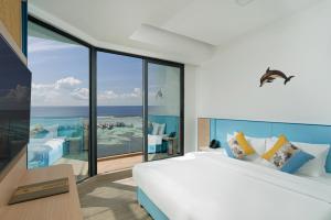 Una habitación con cama y vistas al océano. en h78 Guraidhoo, en Guraidhoo