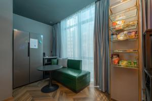 eine kleine Küche mit Tisch und Kühlschrank in der Unterkunft Yue Tower TOP PLAY eSports Hotel Beijing Road Branch in Guangzhou