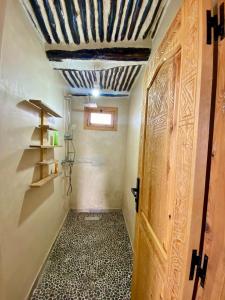 Koupelna v ubytování Rustic King Room with Shared Bathroom