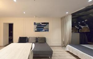a bedroom with two beds and a couch at Mons Hypercentre in Mons