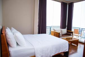 Giường trong phòng chung tại Universal Green Hills Hotel