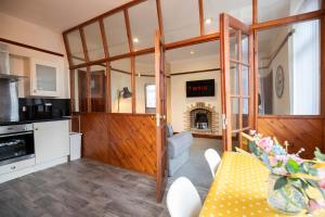 une cuisine et un salon avec cheminée dans l'établissement The 2 Bed Haven Perfect For Friends, Family Worker, à Gateshead