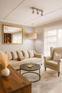 una sala de estar con un sofá y una mesa en The Lux Nest, en Sandton