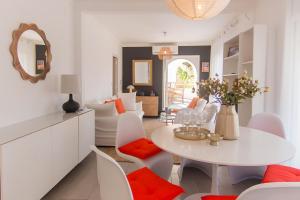 un salon avec une table et des chaises blanches dans l'établissement WELCS CASA 283 EMP cerca del mar, à Montjoys 25 autres photos