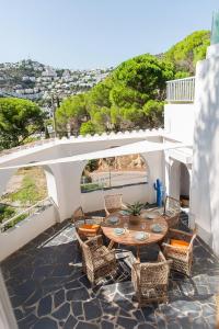 un patio avec une table et des chaises sur un balcon dans l'établissement WELCS CASA 283 EMP cerca del mar, à Montjoys