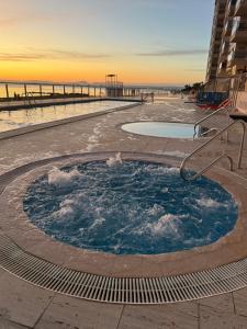 Bazén v ubytování Apartaments La Manga Beach club nebo v jeho okolí