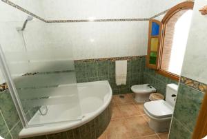 y baño con bañera y aseo. en El Mirador de Carmina Habitaciones, en Frigiliana 8 fotos más