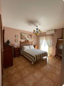 Un dormitorio con una cama grande y una ventana. en El Mirador de Carmina Habitaciones, en Frigiliana