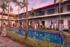 un gruppo di persone in piedi davanti a un edificio di FabHotel Morjim Bliss - 500M From Morjim Beach a Morjim