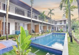 vista esterna di un resort con piscina di FabHotel Morjim Bliss - 500M From Morjim Beach a Morjim