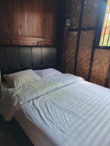 Ένα ή περισσότερα κρεβάτια σε δωμάτιο στο Homestay Guest House Kang Ayak