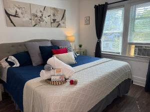 イングルウッドにあるCozy Private bedrooms Kitchen Wifiの青い掛け布団が敷かれたベッドのある寝室