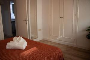a room with a bed with two towels on it at Sky New in Málaga
