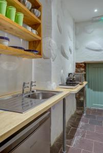 Η κουζίνα ή μικρή κουζίνα στο Crashpad Lodges at Yr Helfa