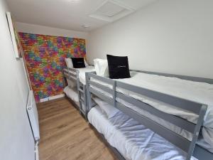 Postel nebo postele na pokoji v ubytování Brecon Beacons Escape, 3 bedroom, Sleeps 8 with Log Burner