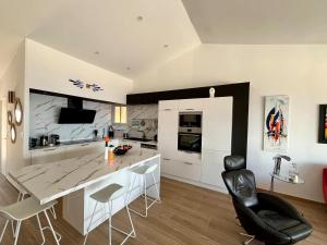 una cucina con un tavolo e sedie in una stanza di Maison vue mer a Banyuls-sur-Mer