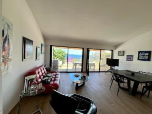 un soggiorno con un divano e un tavolo di Maison vue mer a Banyuls-sur-Mer Altre 2 foto