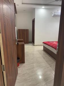 une pièce avec une chambre à coucher avec un lit dedans dans l'établissement Radha Krishna Dham, à Mathura