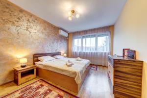 Ένα ή περισσότερα κρεβάτια σε δωμάτιο στο Bright retreat with Balcony & Mountain Views