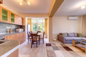 Foto dalla galleria di Bright retreat with Balcony & Mountain Views by Flat Manаger a Smoljan