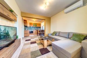 Μια τηλεόραση ή/και κέντρο ψυχαγωγίας στο Bright retreat with Balcony & Mountain Views
