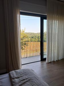 Schlafzimmer mit einer großen Glastür zu einem Balkon in der Unterkunft Relax in Santiago de Compostela in Vedra + 68 Fotos