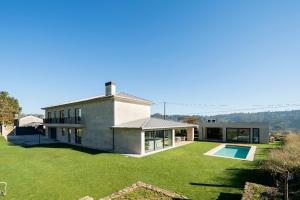 ein Haus mit einem großen Garten mit Pool in der Unterkunft Relax in Santiago de Compostela in Vedra